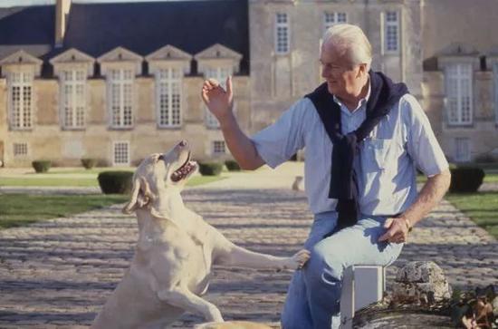 Givenchy 和他的爱犬在他的乡间别墅Le Jonchet manor, 1988年