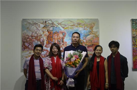 艺术家刘国义与到场嘉宾合影留念