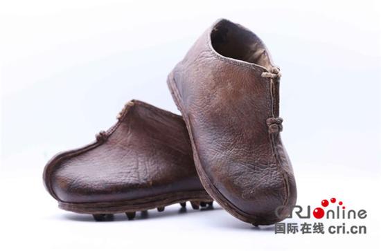 展品：中国古代蹴鞠皮质鞋