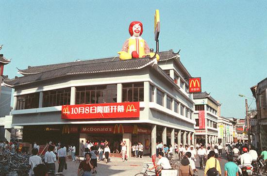 1990年，广东深圳，内地第一家麦当劳餐厅在解放路光华楼西华宫正式开业。