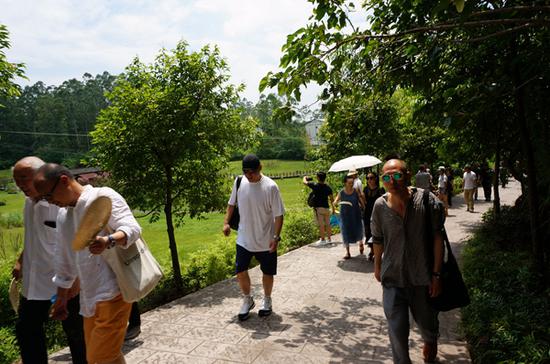 场地考察行程中