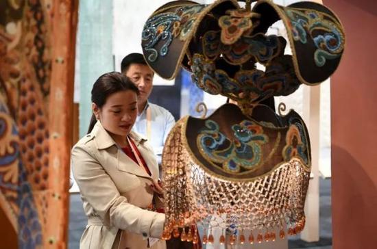 9月27日,在敦煌国际会展中心,参观者欣赏展出的艺术品。