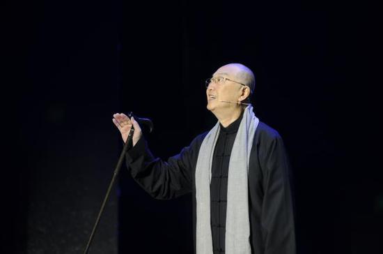 (著名语言大师乔榛先生与怀仁一中的学子们吟诵《茅屋为秋风所破歌》)