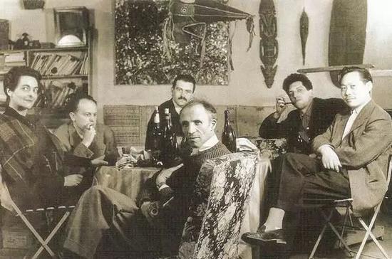 ▲1950年代,初到巴黎的赵无极(右一)与巴黎画皮埃尔·洛布(中)展开合作