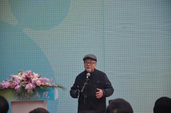 “中国雕塑终身成就奖”获得者、湖北美术学院教授刘政德宣布展览开幕