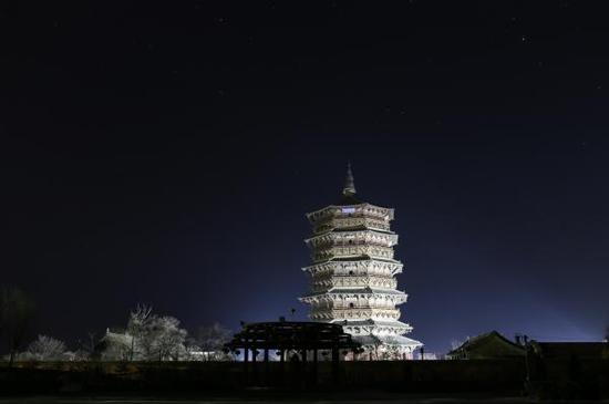 《星夜佛宫塔》建筑信息：山西应县佛宫寺释迦塔：佛宫寺创建于辽，历代重修，现存建筑均为清代遗构，惟释迦塔为辽清宁二年（1056）建造原物，金明昌六年（1195）增修完毕，俗称应县木塔。外观八角形五层六檐，每层平座之内设暗层一级，实为九层，总高67.31米。是中国现存最高最古的一座木构塔式建筑。摄影：王非