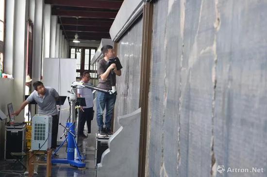 为《开成石经》进行体检，图片来自《西安发布》