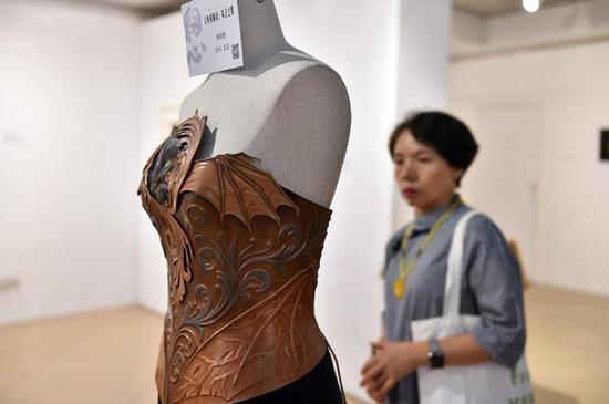 何皎皎作品,皮雕古典束胸衣《双子之翼》