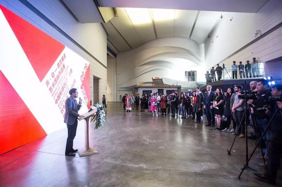 展览开幕现场,银川当代美术馆艺术总监吕澎发言