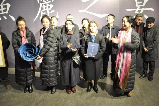 参展艺术家向西太湖美术馆捐赠作品,西太湖美术馆馆长张安娜颁发收藏证书