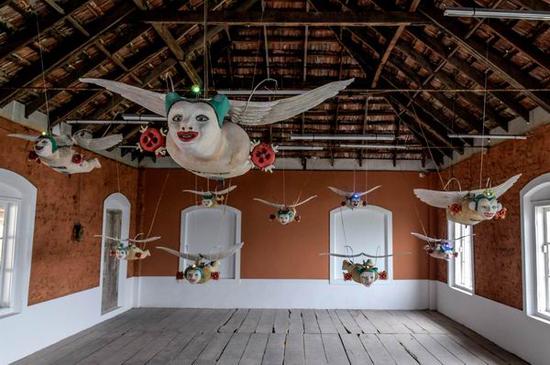 印度尼西亚艺术家Heri Dono的装置作品《来自天空的微笑天使》