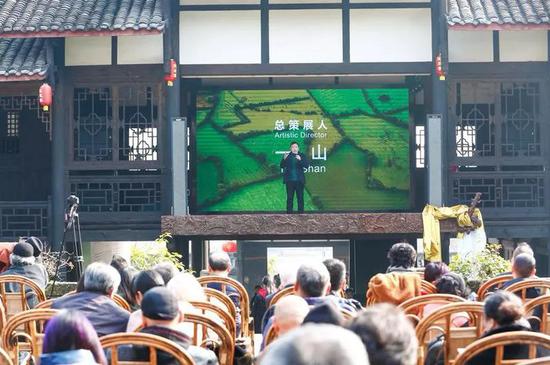 广安田野双年展总策展人一山在开幕式上讲话