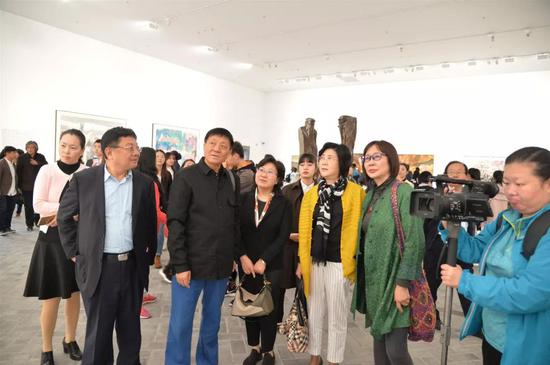 “庆祝中华人民共和国成立70周年特展：心灵之光——济宁市美术馆当代名家邀请展”   展厅现场 策展人裔萼为嘉宾进行导览