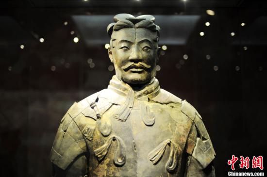 材料图:秦兵马俑一号陪葬坑出土的“将军俑”。中新社发 张远 摄