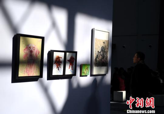 11月24日,市民在“热锻车间”艺术馆内参观。 韩苏原 摄
