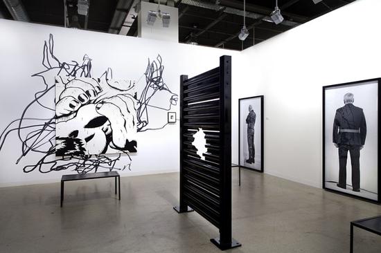 2013年Team画廊在巴塞尔艺博会的展位。从左至右分别为艺术家Pierre Bismuth、Gardar Eide Einarsson、Banks Violette以及Santiago Sierra的作品。图片：courtesy of Team Gallery