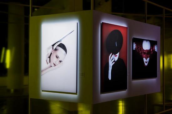 “DIOR， THE ART OF COLOR”的艺术展览现场