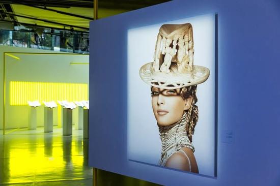 “DIOR, THE ART OF COLOR”的艺术展览现场