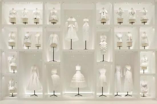 巴黎装饰艺术博物馆展出（Christian Dior： Couturier Du Reve）回顾展