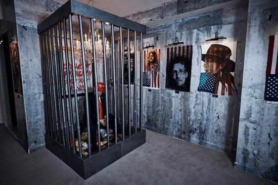 艺术组合INDECLINE的作品《人民的监狱》,纽约特普国际酒店大厦现场,2018。图片:致谢Jason Goodrich