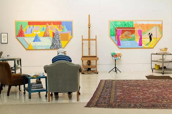 David Hockney， in his studio， contemplating two recent unfinished works。 © Nathanael Turner for The New York Times