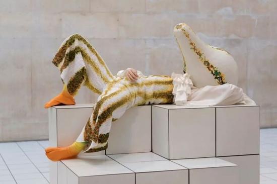 Hamilton 与 Anderson 合作设计的戏剧服装 ? Loewe