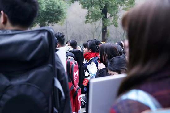 中国美术学院，开考首日静静等待入场的考生们