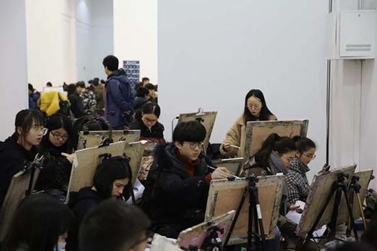 中国美术学院开考首日，考场内集中精神的考生们
