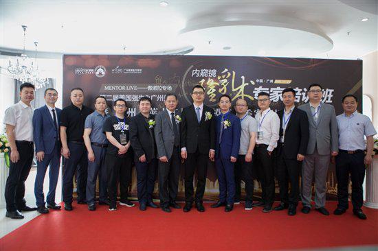 (与会专家集体合影留念)