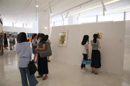 展览吸引了众多艺术爱好者前来观展