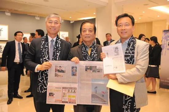 ▲韩国中央日报记者带着10年前采访韩美林的新闻报纸再次与韩美林见面
