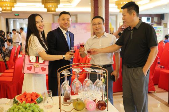 活动结束后安排了酒会进行交流!夏令营活动通过文化、艺术等方面的青少年交流活动,向世界阐释并推介更多具有中国特色、体现中国精神、蕴藏中国智慧的优秀文化。