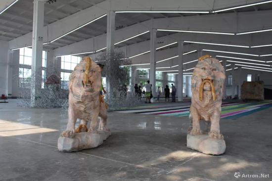尼娜·贝尔《小猫咪》大理石、筷子,2018,大都市图片画廊(纽约)