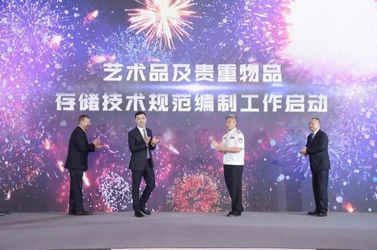 左一:美国UL公司建筑及生命安全科技事业部副总裁 Kevin Faltin
左二:上海自贸区国际文化投资发展有限公司董事长 胡环中
右一:上海通邑能源科技有限公司董事总经理 杨溥
右二:公安部国家安全防范报警系统产品质量监督检验中心(北京)总工程师 滕旭