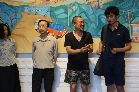 韩国艺术家金佶煦(右二)致辞