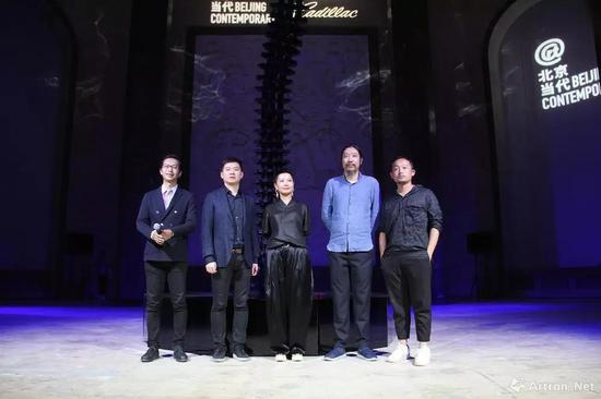 出席开幕现场的嘉宾合影：左起：尤洋、凯迪拉克品牌总监刘震、艺术家周力、鲍栋、艺术家王郁洋