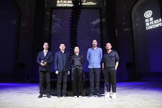 出席开幕现场的嘉宾合影:左起:尤洋、凯迪拉克品牌总监刘震、艺术家周力、鲍栋、艺术家王郁洋