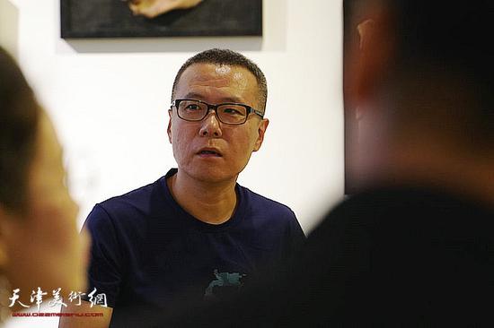 天津美术学院油画系副教授、艺术家张弛发言。