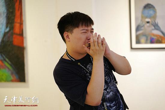 作者张颖男现场带来口琴独奏。
