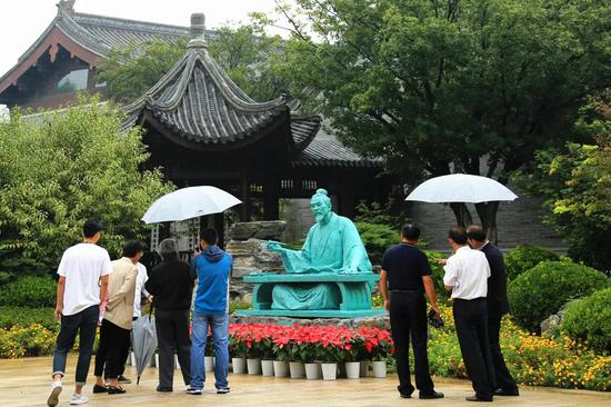 游客在王羲之雕像前驻足欣赏 | 姜兆荣 摄