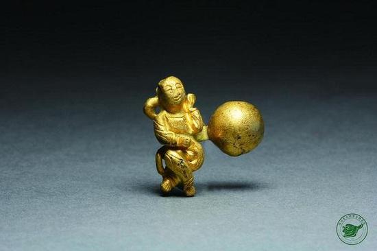 图说:江口沉银出水文物童子形金钮子。本文照片由刘志岩提供