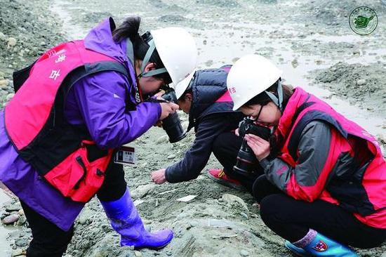 图说:考古人员在现场采集文物信息。