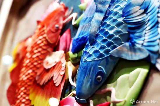 布艺展品《文鳐鱼》鱼鳞上的层次丰富和包边细腻,活灵活现。
