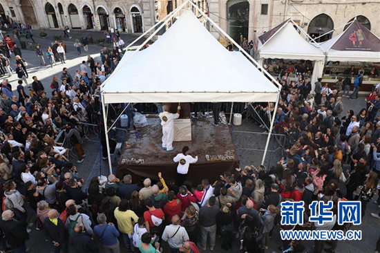 ↑10月21日，在意大利佩鲁贾，雕塑师制作巧克力雕塑。 新华社记者程婷婷摄