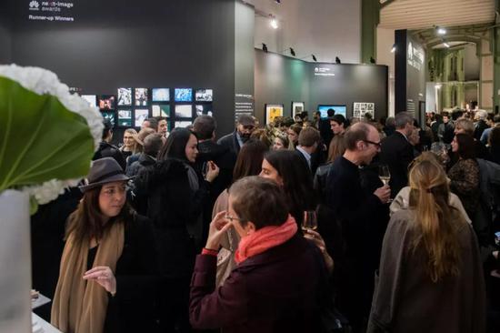 新影像展览人头攒动。