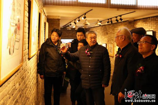 展览现场，任双合为参展人员介绍作品。