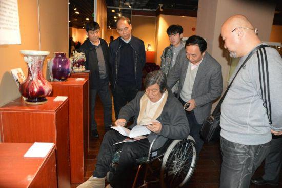 中国工艺美术大师、上海市陶瓷协会会长李游宇等评委在评定作品