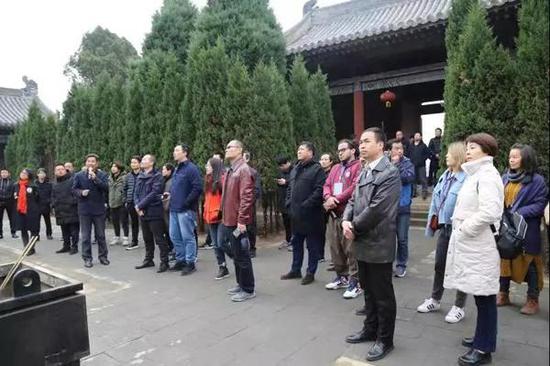 雕塑家实地观摩法兴寺和崇庆寺