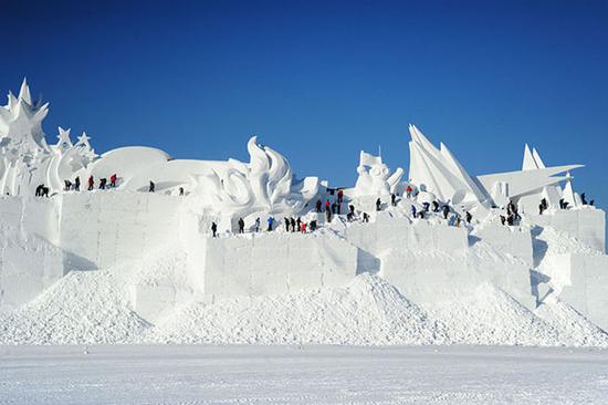 工人们从积雪中凿出造型