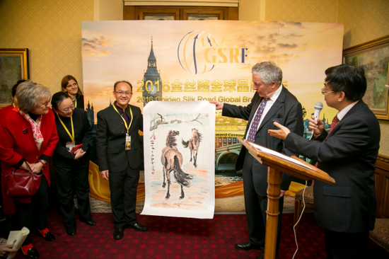 图 2016年11月，英国上议院议员Tim Clement-Jones公爵阁下在国会上议院收藏黄俊杰骏马作品